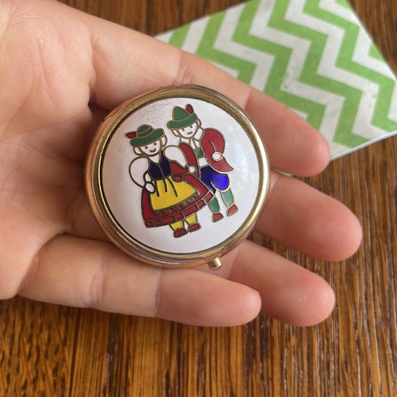 Enamel Austria Couple Mini Pillbox - Romantic Man & Woman in Peter-pan hats - Picture 6 of 11